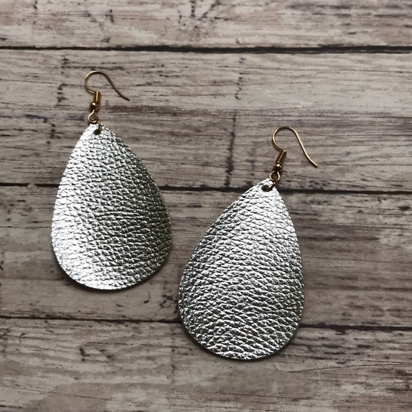 Jewelry - 🔴 5/$20 Silver vegan leather teardrop earrings